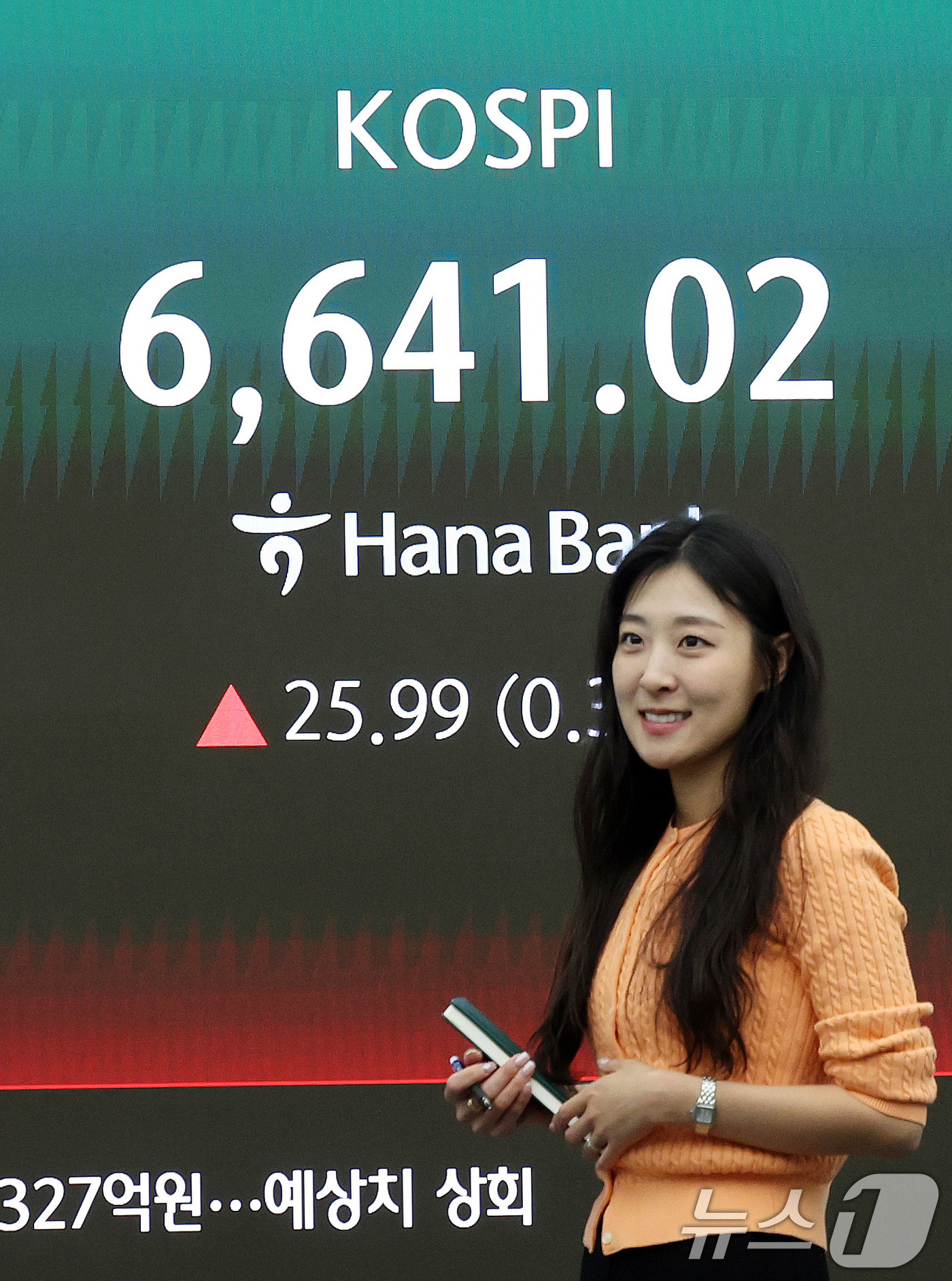 (서울=뉴스1) 박지혜 기자 = 코스피가 이틀 연속 종가 기준 사상 최고치를 경신한 28일 오후 서울 중구 하나은행 딜링룸 전광판에 코스피 종가가 표시되고 있다.이날 코스피는 전일 …