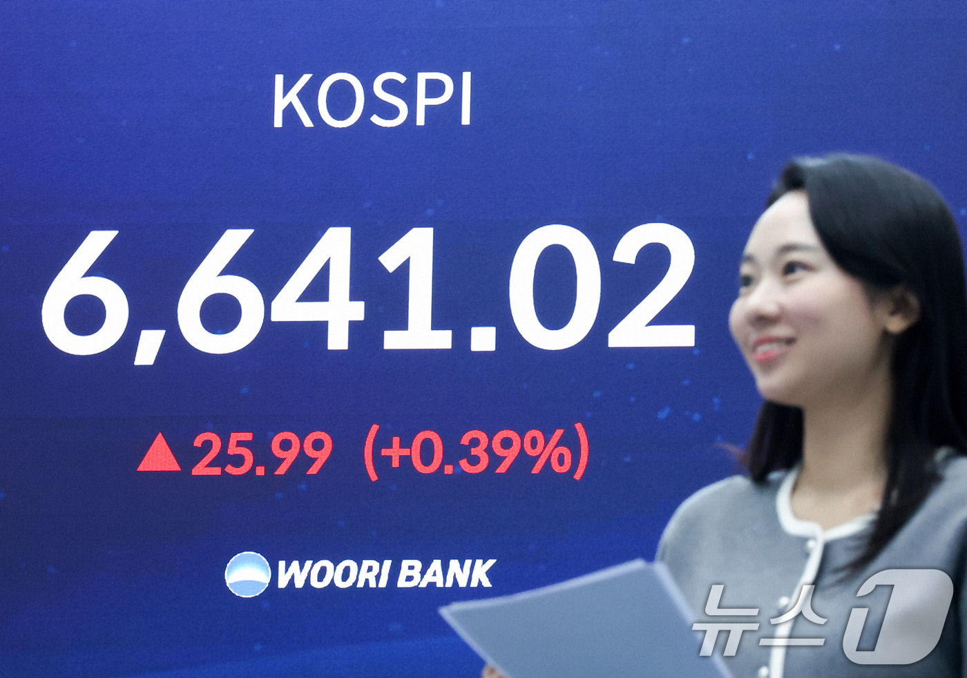 (서울=뉴스1) 임지훈 인턴기자 = 코스피 지수가 연일 사상 최고치를 경신한 28일 오후 서울 중구 우리은행 본점 딜링룸 전광판에 코스피 종가가 표시되고 있다.이날 코스피는 전 거 …