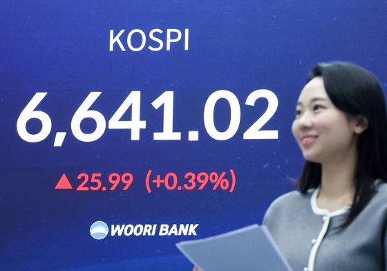 코스피 이틀 연속 사상 최고치 경신