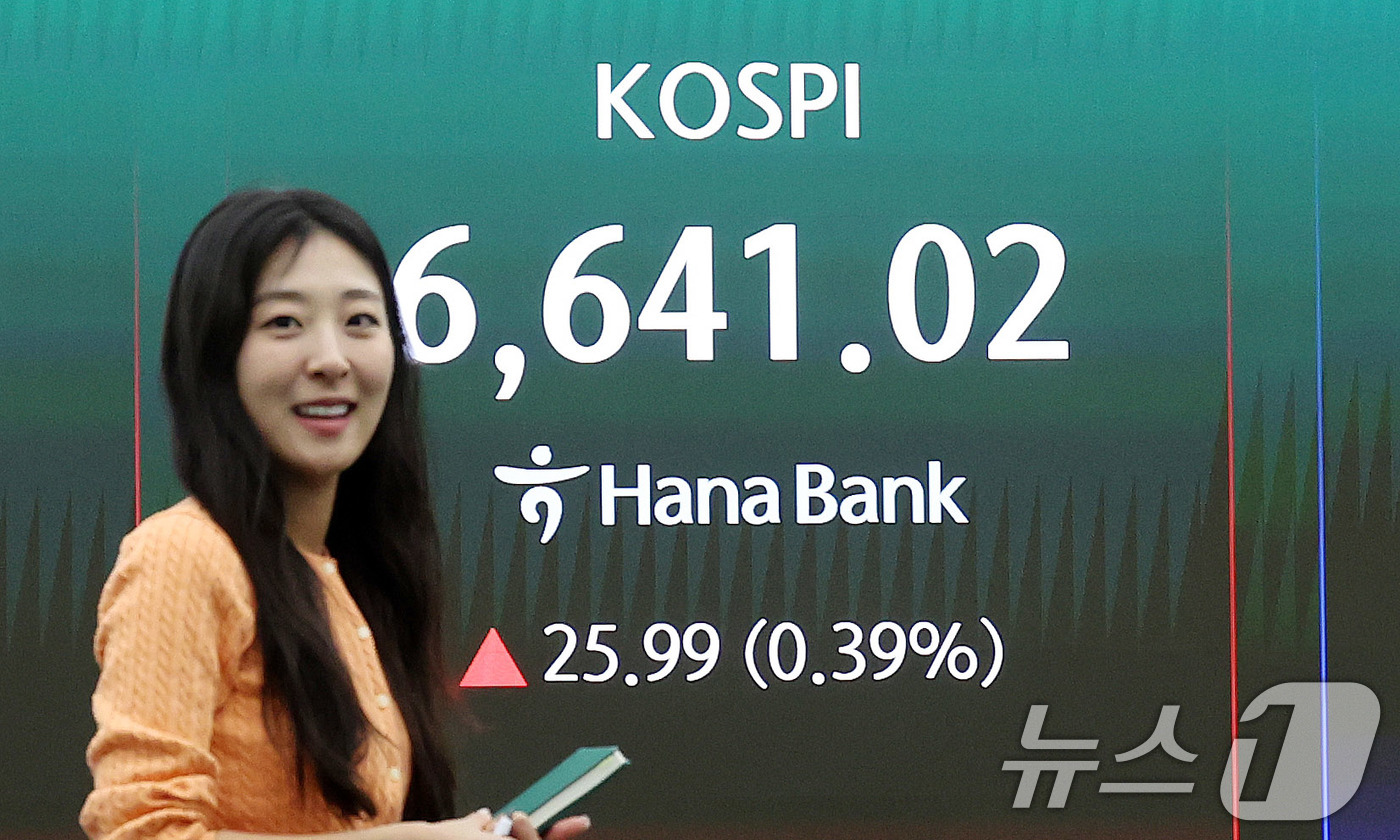 (서울=뉴스1) 박지혜 기자 = 코스피가 이틀 연속 종가 기준 사상 최고치를 경신한 28일 오후 서울 중구 하나은행 딜링룸 전광판에 코스피 종가가 표시되고 있다.이날 코스피는 전일 …