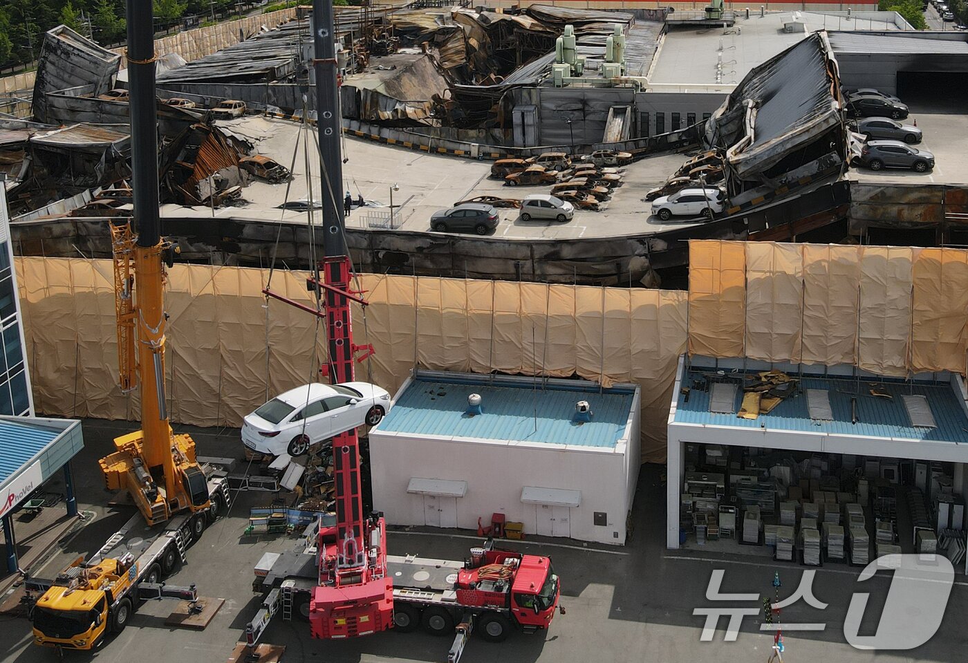 본문 이미지 - 74명의 사상자가 발생한 대전 안전공업에 대해 수사당국이 화재 원인을 조사 중인 가운데 28일 대전 대덕구 안전공업 동관 옥상 주차장에서 방치된 차량 이송과 철거 작업이 진행되고 있다. 2026.4.28 ⓒ 뉴스1 김기태 기자