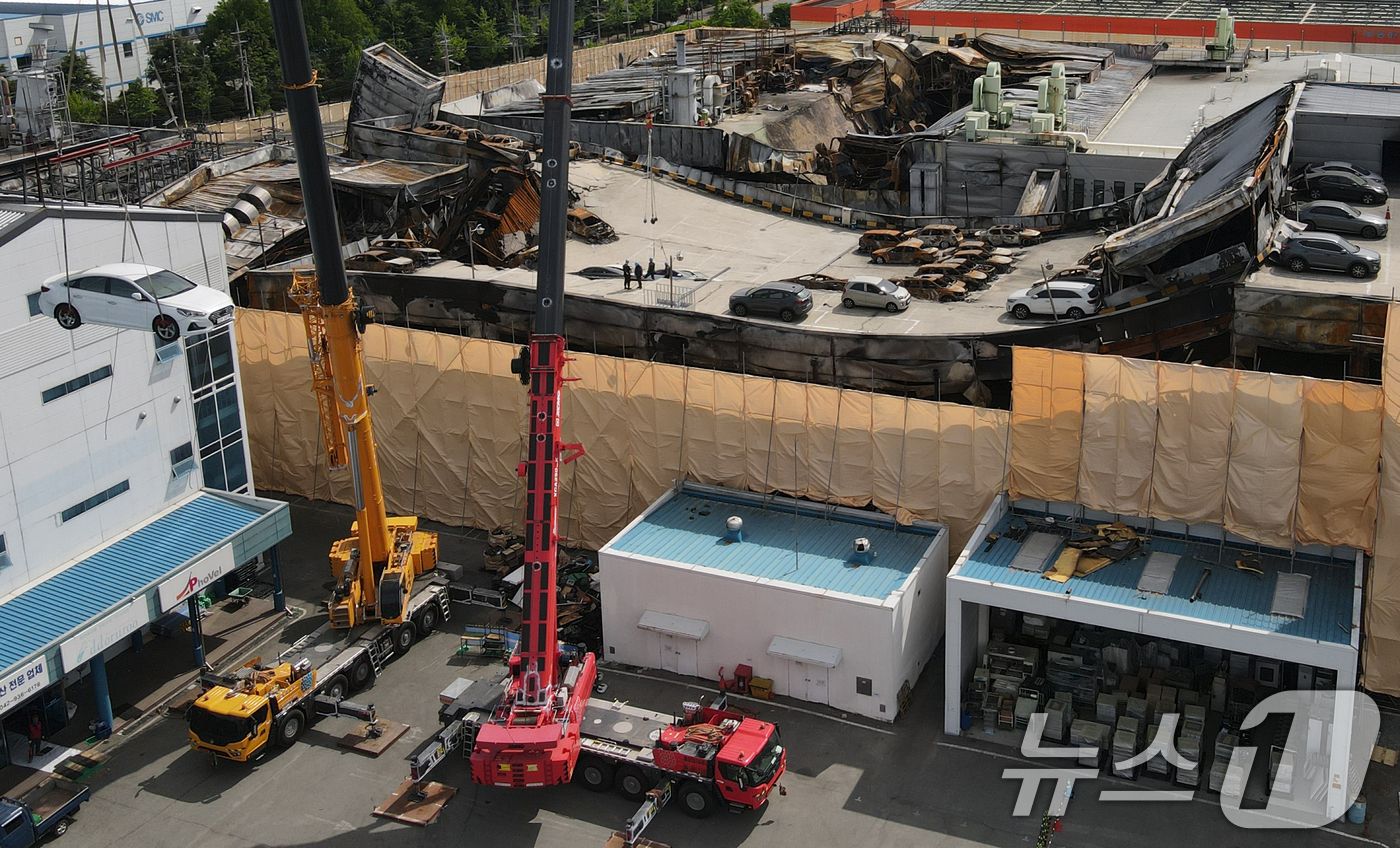 (대전=뉴스1) 김기태 기자 = 74명의 사상자가 발생한 대전 안전공업에 대해 수사당국이 화재 원인을 조사 중인 가운데 28일 대전 대덕구 안전공업 동관 옥상 주차장에서 방치된 차 …