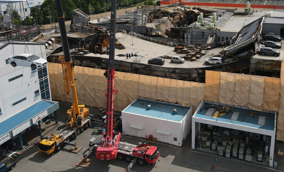 안전공업 밖으로 이송되는 차량