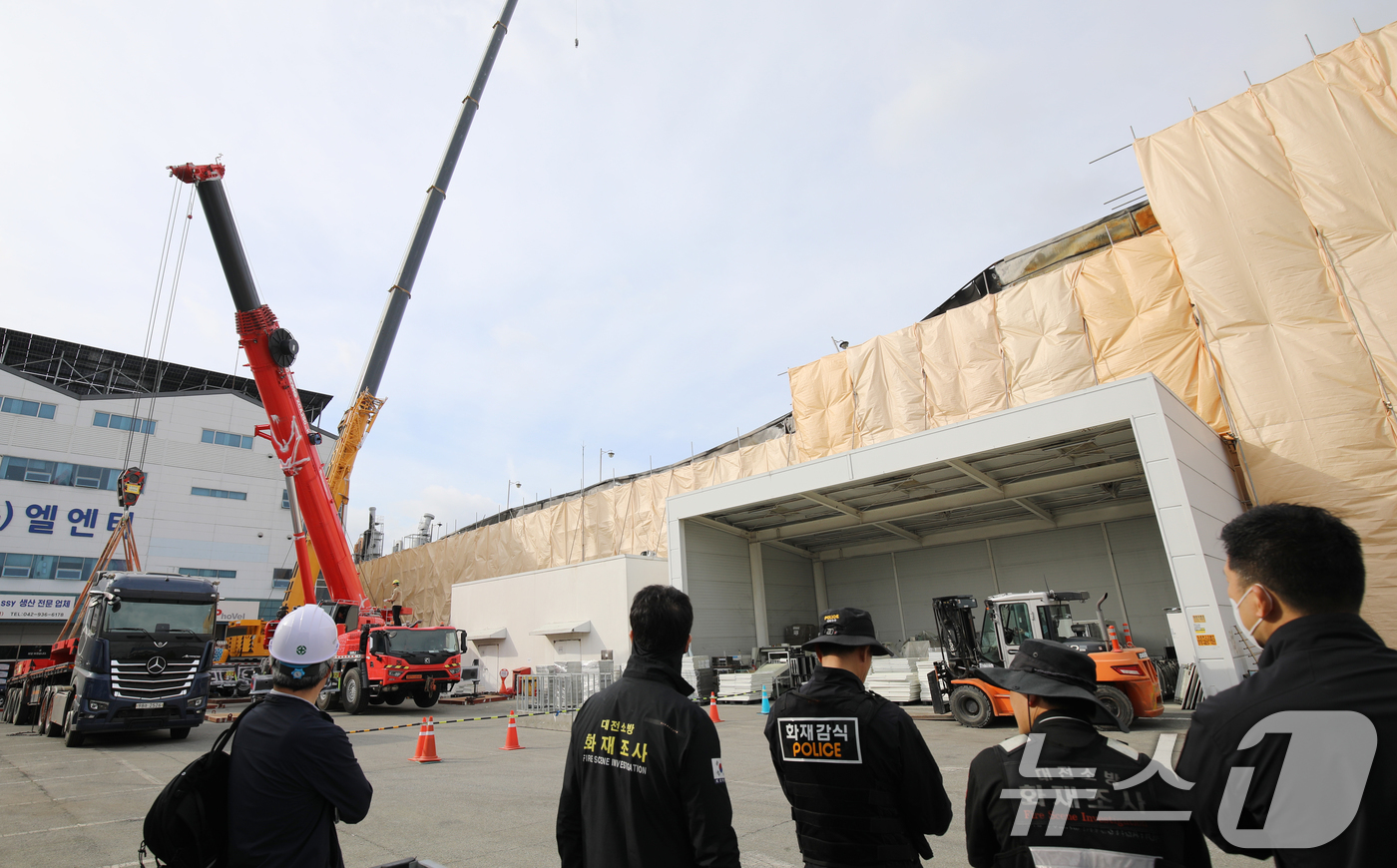 (대전=뉴스1) 김기태 기자 = 74명의 사상자가 발생한 대전 안전공업에 대해 수사당국이 화재 원인을 조사 중인 가운데 28일 대전 대덕구 안전공업 동관 옥상 주차장에서 방치된 차 …