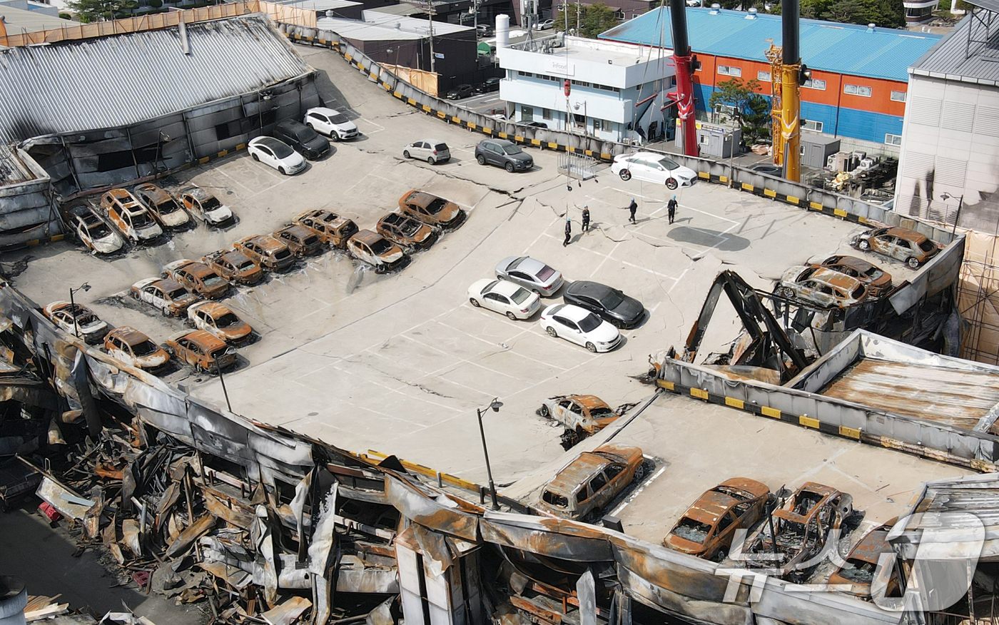 (대전=뉴스1) 김기태 기자 = 74명의 사상자가 발생한 대전 안전공업에 대해 수사당국이 화재 원인을 조사 중인 가운데 28일 대전 대덕구 안전공업 동관 옥상 주차장에서 방치된 차 …