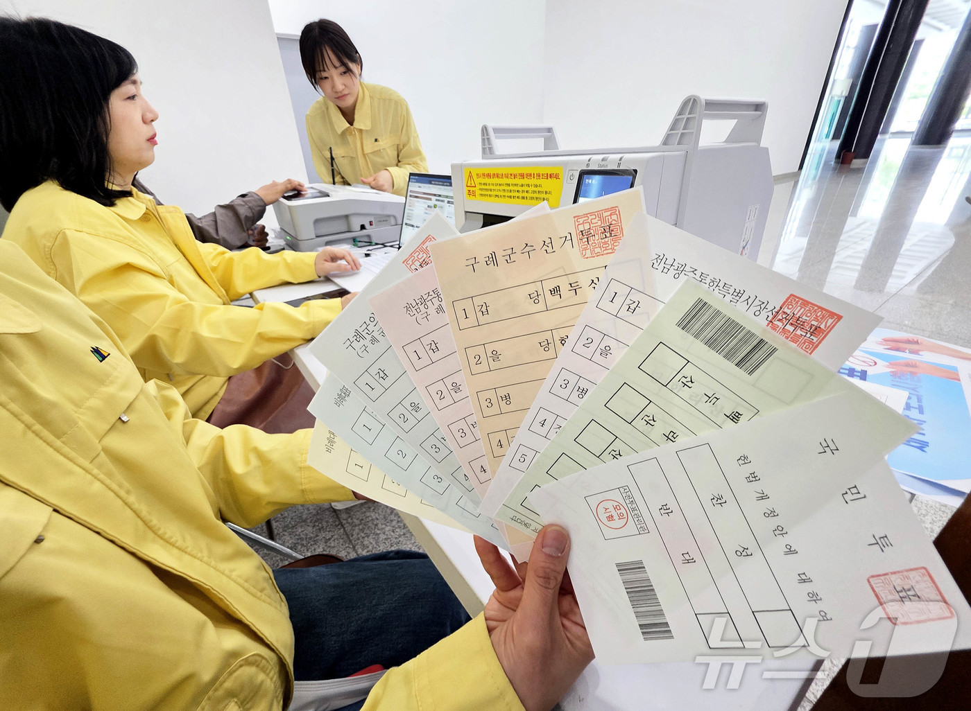 (광주=뉴스1) 박지현 기자 = 28일 제9회 전국동시지방선거 사전투표(5.29)를 앞두고 광주 북구 용봉동 행정복지센터 투표관리관들이 전남대학교 컨벤션홀 사전투표소에서 투표용지 …