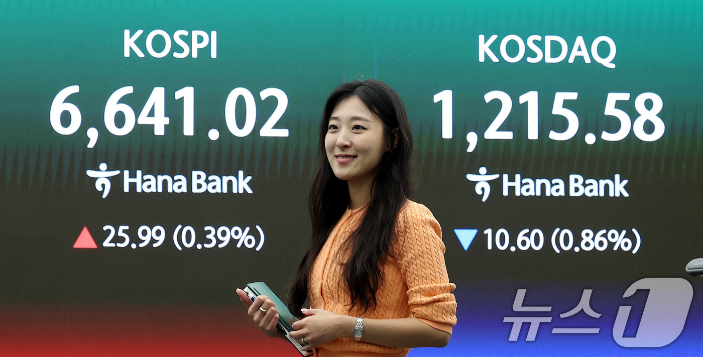 (서울=뉴스1) 박지혜 기자 = 코스피가 이틀 연속 종가 기준 사상 최고치를 경신한 28일 오후 서울 중구 하나은행 딜링룸 전광판에 코스피 종가가 표시되고 있다.이날 코스피는 전일 …