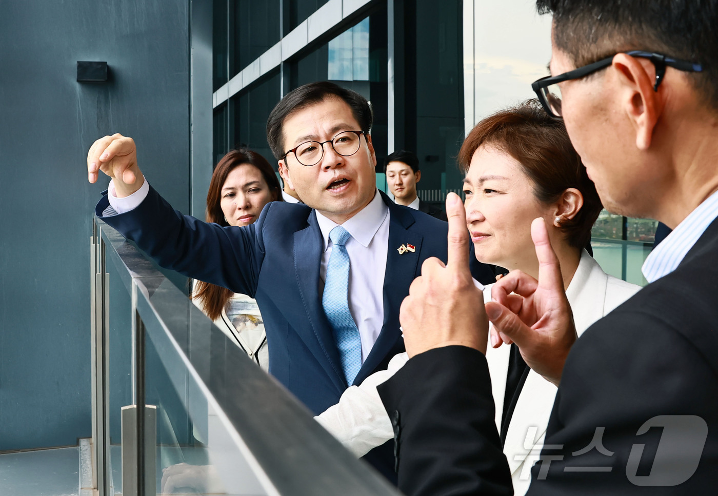 (서울=뉴스1) = 여한구 산업통상부 통상교섭본부장이 27일(현지시간) 싱가포르 항만공사에서 한-싱가포르 의원친선협회장인 이언주 국회의원과 함께 중동사태 여파 확인과 항만 운영 자 …