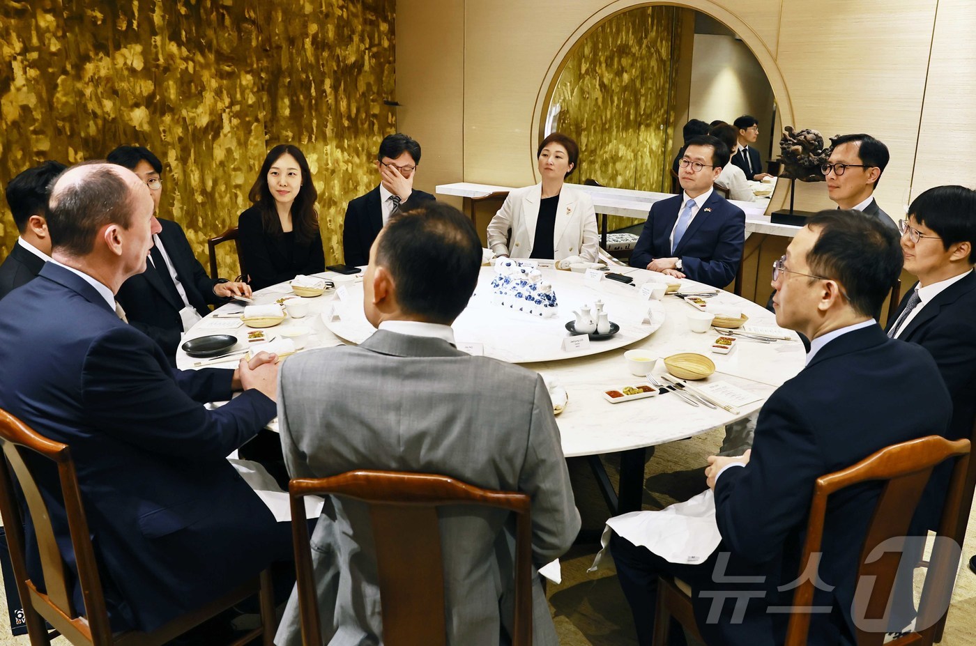 (서울=뉴스1) = 여한구 산업통상부 통상교섭본부장이 27일(현지시간) 싱가포르 항만공사에서 한-싱가포르 의원친선협회장인 이언주 국회의원과 함께 키에런 갤러거 비톨 아시아 CEO, …