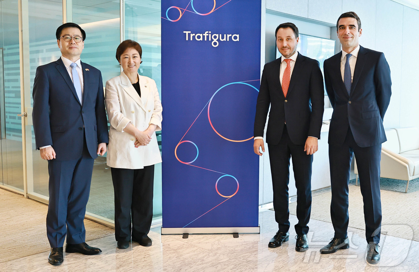 (서울=뉴스1) = 여한구 산업통상부 통상교섭본부장이 27일(현지시간) 싱가포르 트라피구라사에서 한-싱가포르 의원친선협회장인 이언주 국회의원, 두미트루 크로이터 트라피구라사 아시아 …