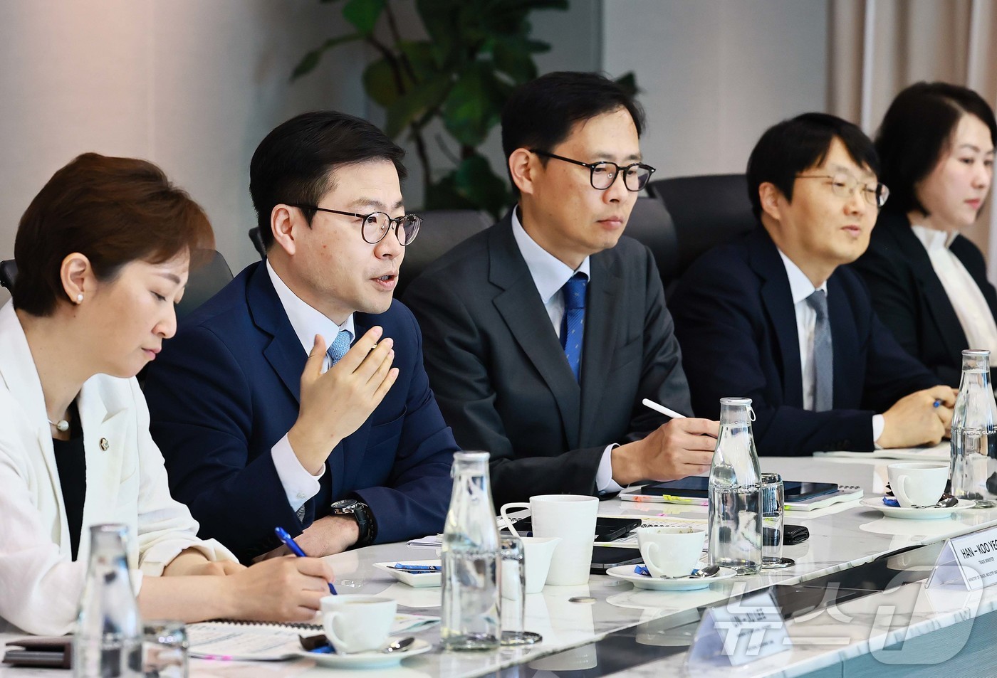 (서울=뉴스1) = 여한구 산업통상부 통상교섭본부장이 27일(현지시간) 싱가포르 트라피구라사에서 두미트루 크로이터 트라피구라사 아시아 총괄 책임과 면담을 하고 있다. (산업통상부 …