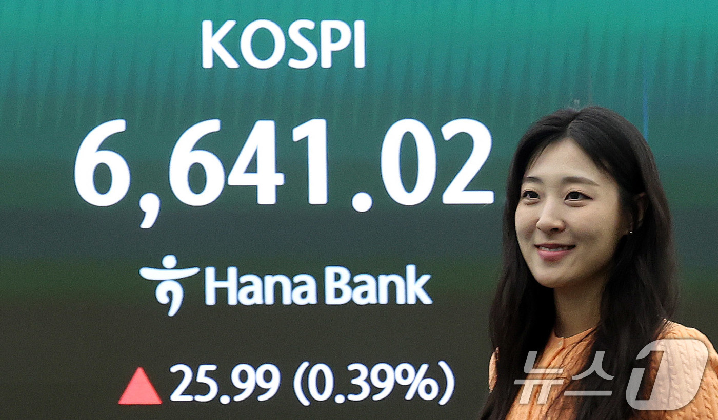 (서울=뉴스1) 박지혜 기자 = 코스피가 이틀 연속 종가 기준 사상 최고치를 경신한 28일 오후 서울 중구 하나은행 딜링룸 전광판에 코스피 종가가 표시되고 있다.이날 코스피는 전일 …