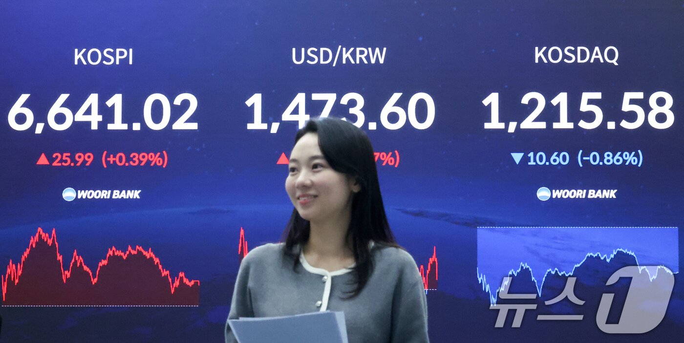 본문 이미지 - 코스피 지수가 연일 사상 최고치를 경신한 28일 오후 서울 중구 우리은행 본점 딜링룸 전광판에 코스피 종가 등이 표시되고 있다. 2026.4.28 ⓒ 뉴스1 임지훈 인턴기자