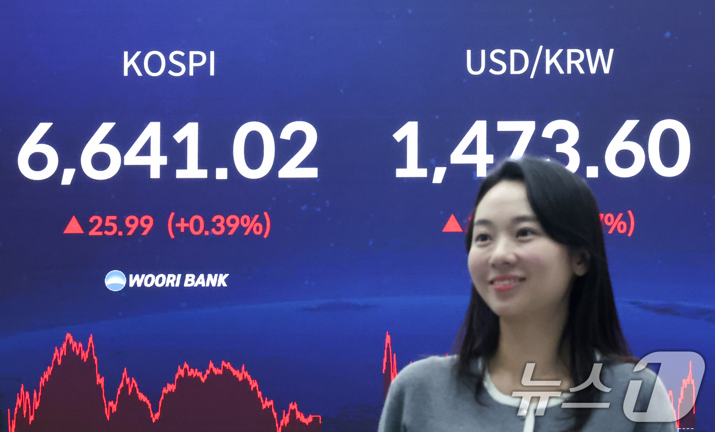 (서울=뉴스1) 임지훈 인턴기자 = 코스피 지수가 연일 사상 최고치를 경신한 28일 오후 서울 중구 우리은행 본점 딜링룸 전광판에 코스피 종가가 표시되고 있다.이날 코스피는 전 거 …