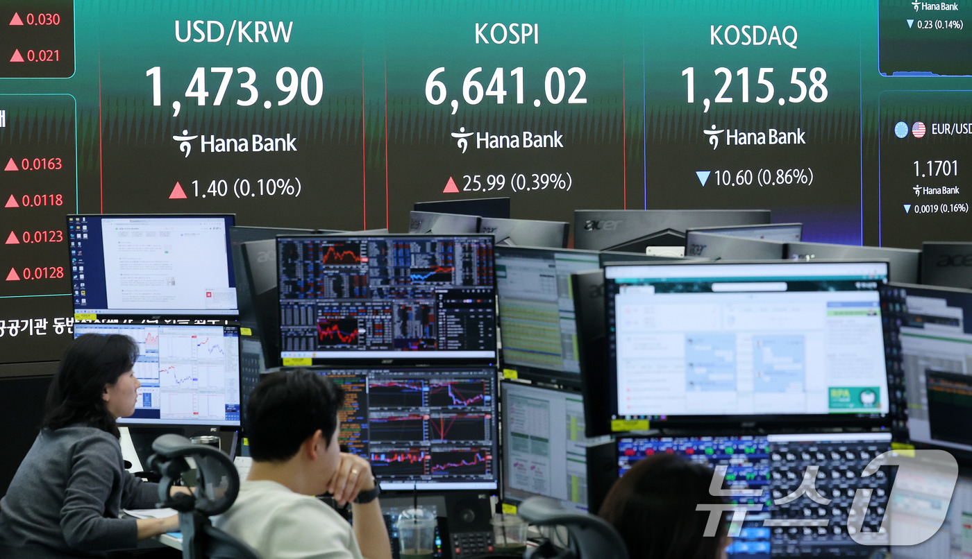 (서울=뉴스1) 박지혜 기자 = 코스피가 이틀 연속 종가 기준 사상 최고치를 경신한 28일 오후 서울 중구 하나은행 딜링룸 전광판에 코스피 종가가 표시되고 있다.이날 코스피는 전일 …