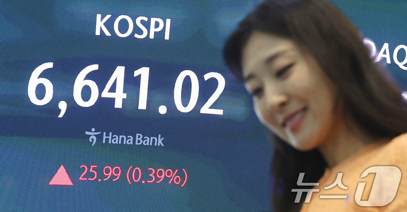 (서울=뉴스1) 박지혜 기자 = 코스피가 이틀 연속 종가 기준 사상 최고치를 경신한 28일 오후 서울 중구 하나은행 딜링룸 전광판에 코스피 종가가 표시되고 있다.이날 코스피는 전일 …