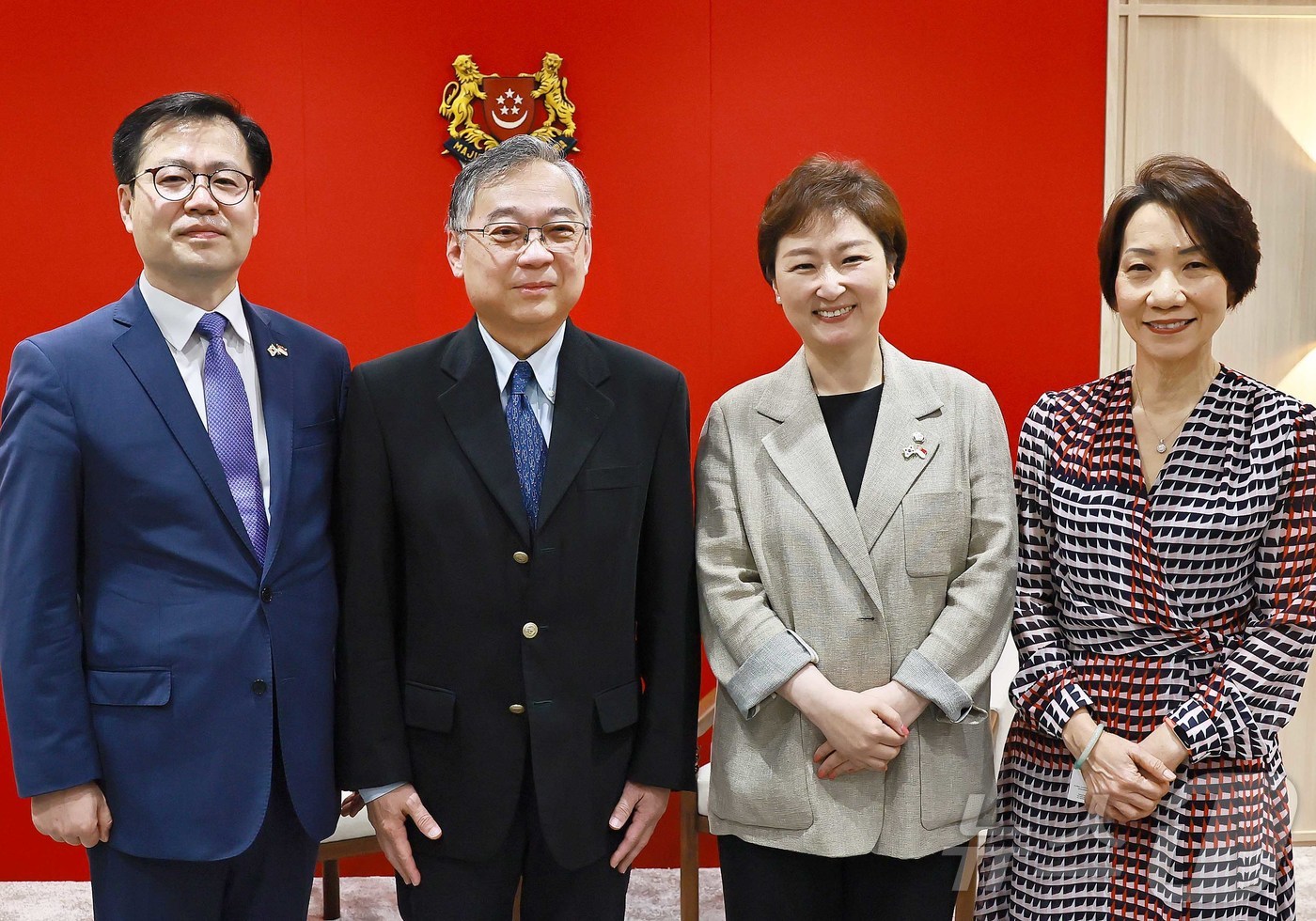 (서울=뉴스1) = 여한구 산업통상부 통상교섭본부장이 28일(현지시간) 싱가포르 통상산업부 회의실에서 간 킴 용 싱가포르 부총리 겸 통상산업부 장관, 그레이스 푸 WTO·다자통상담 …