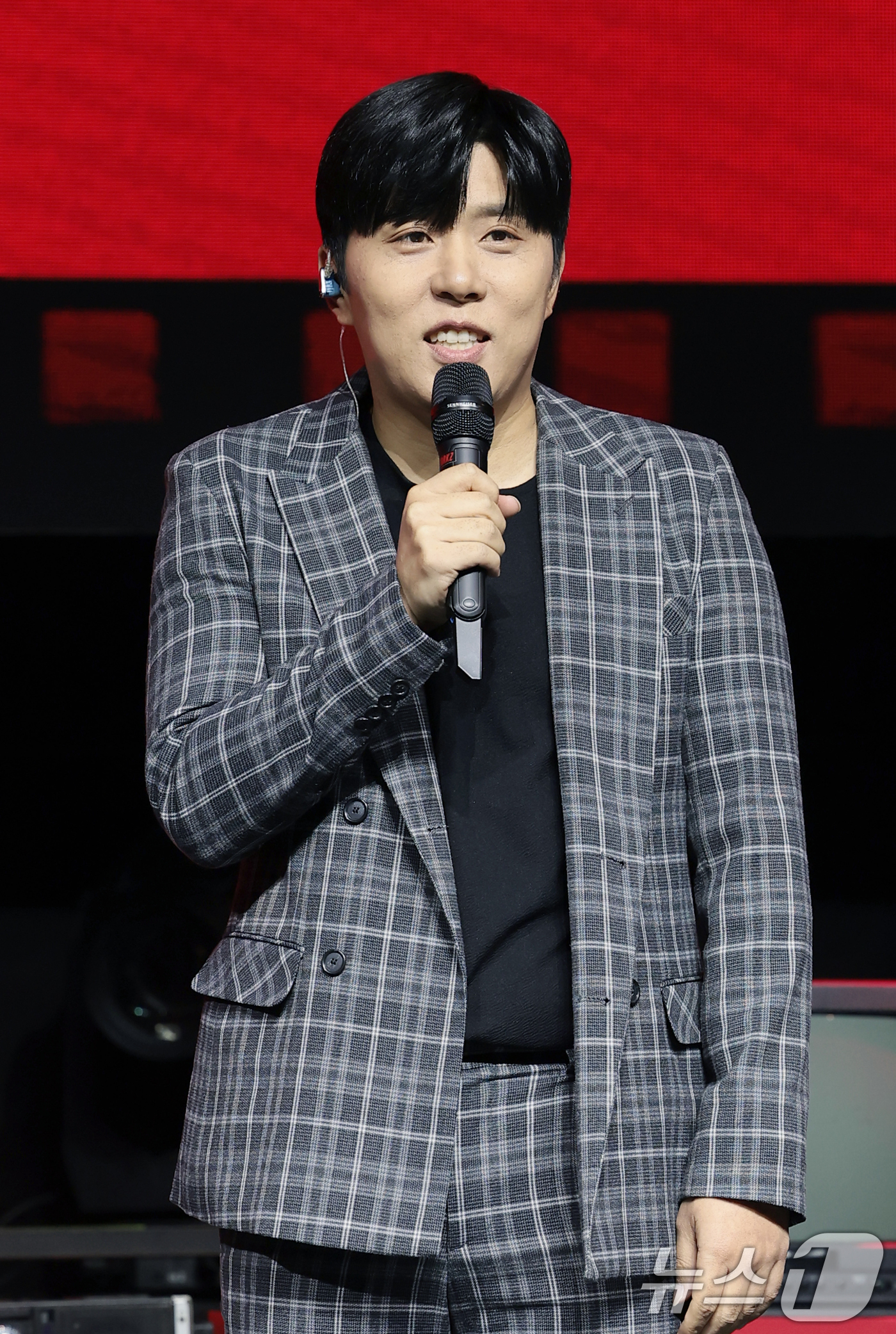 (서울=뉴스1) 권현진 기자 = MC하루가 28일 서울 서대문구 예스24 원더로크홀에서 열린 82메이저(82MAJOR)  미니 5집 'FEELM'(필름) 발매 쇼케이스에서 진행을 …