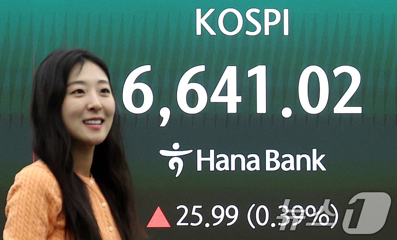 본문 이미지 - 코스피가 이틀 연속 종가 기준 사상 최고치를 경신한 28일 오후 서울 중구 하나은행 딜링룸 전광판에 코스피 종가가 표시되고 있다. 2026.4.28 ⓒ 뉴스1 박지혜 기자