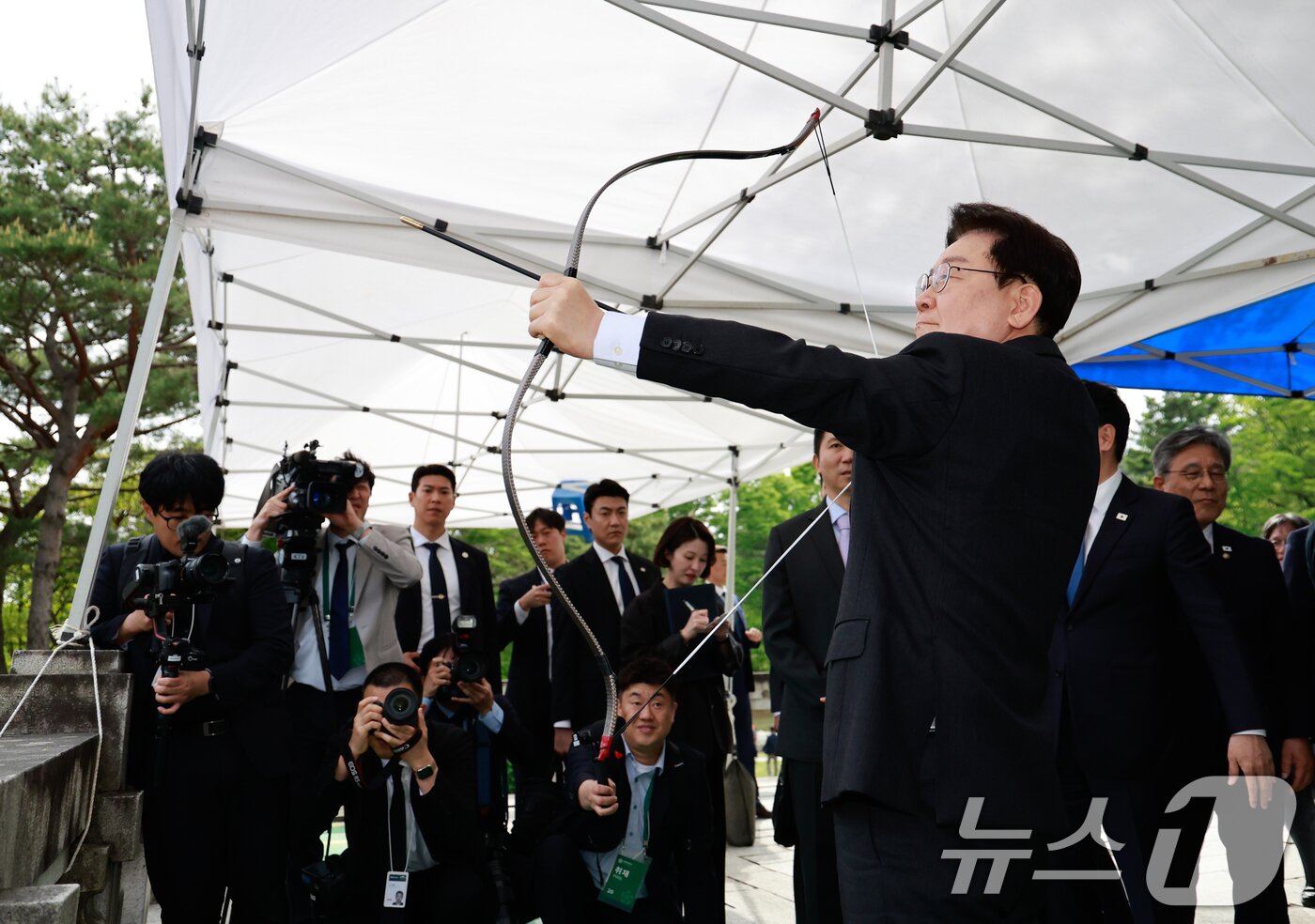 본문 이미지 - 이재명 대통령이 28일 충남 아산시 현충사에서 열린 제65회 대통령기 전국 궁도대회에서 활시위를 당기고 있다. 2026.4.28 ⓒ 뉴스1 이재명 기자