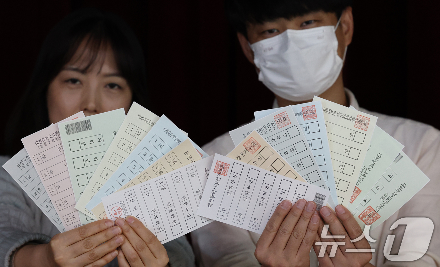 (대전=뉴스1) 김기태 기자 = 28일 대전 유성구 어은중학교에서 대전시선관위 직원들이 제9회 전국동시지방선거 사전투표 제1차 모의시험에서 투표용지를 보이고 있다.  2026.4. …