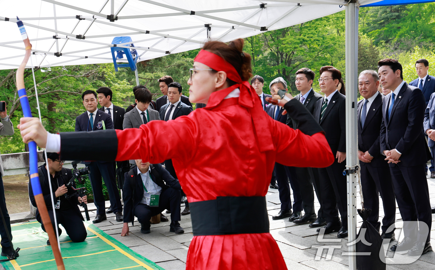 (아산=뉴스1) 이재명 기자 = 이재명 대통령이 28일 충남 아산시 현충사에서 열린 제65회 대통령기 전국 궁도대회를 참관하고 있다. 2026.4.28/뉴스1
