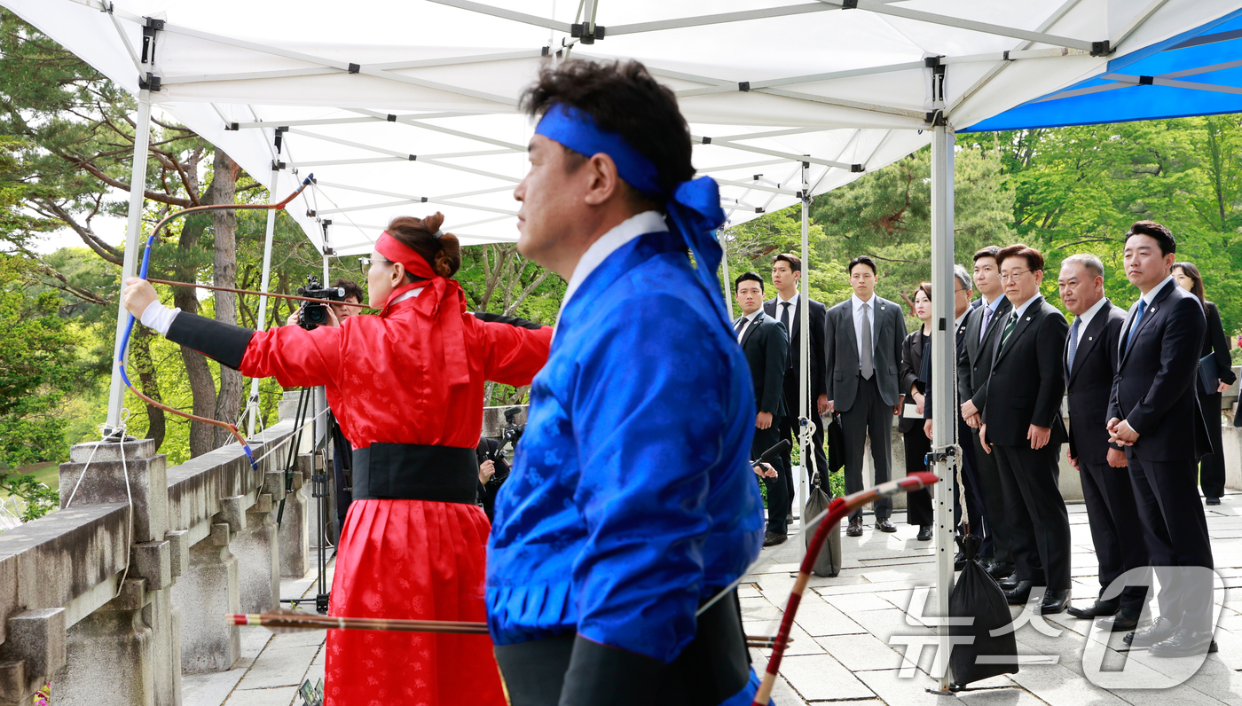 (아산=뉴스1) 이재명 기자 = 이재명 대통령이 28일 충남 아산시 현충사에서 열린 제65회 대통령기 전국 궁도대회를 참관하고 있다. 2026.4.28/뉴스1