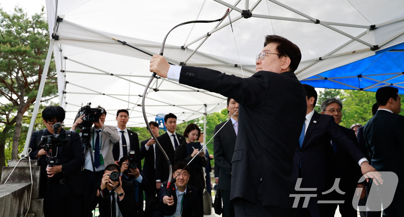 (아산=뉴스1) 이재명 기자 = 이재명 대통령이 28일 충남 아산시 현충사에서 열린 제65회 대통령기 전국 궁도대회에서 활시위를 당기고 있다. 2026.4.28/뉴스1