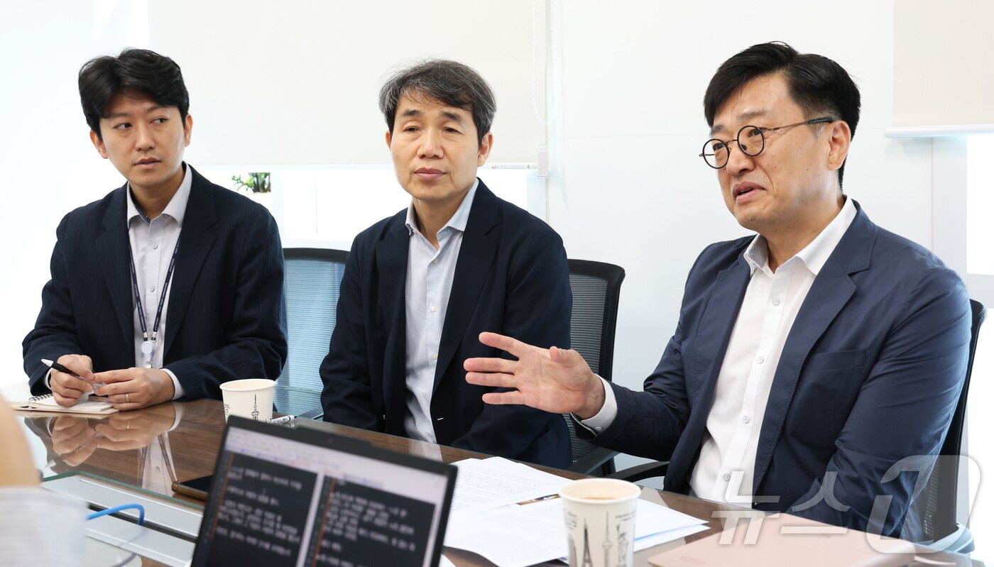 본문 이미지 - 설탕 담합을 적발해낸 공정거래위원회 오행록 기업거래결합심사국장, 우병훈 서기관, 정문홍 사무관이 28일 세종시 공정거래위원회에서 본사와 인터뷰 하고 있다. 2026.4.28 ⓒ 뉴스1 김기남 기자