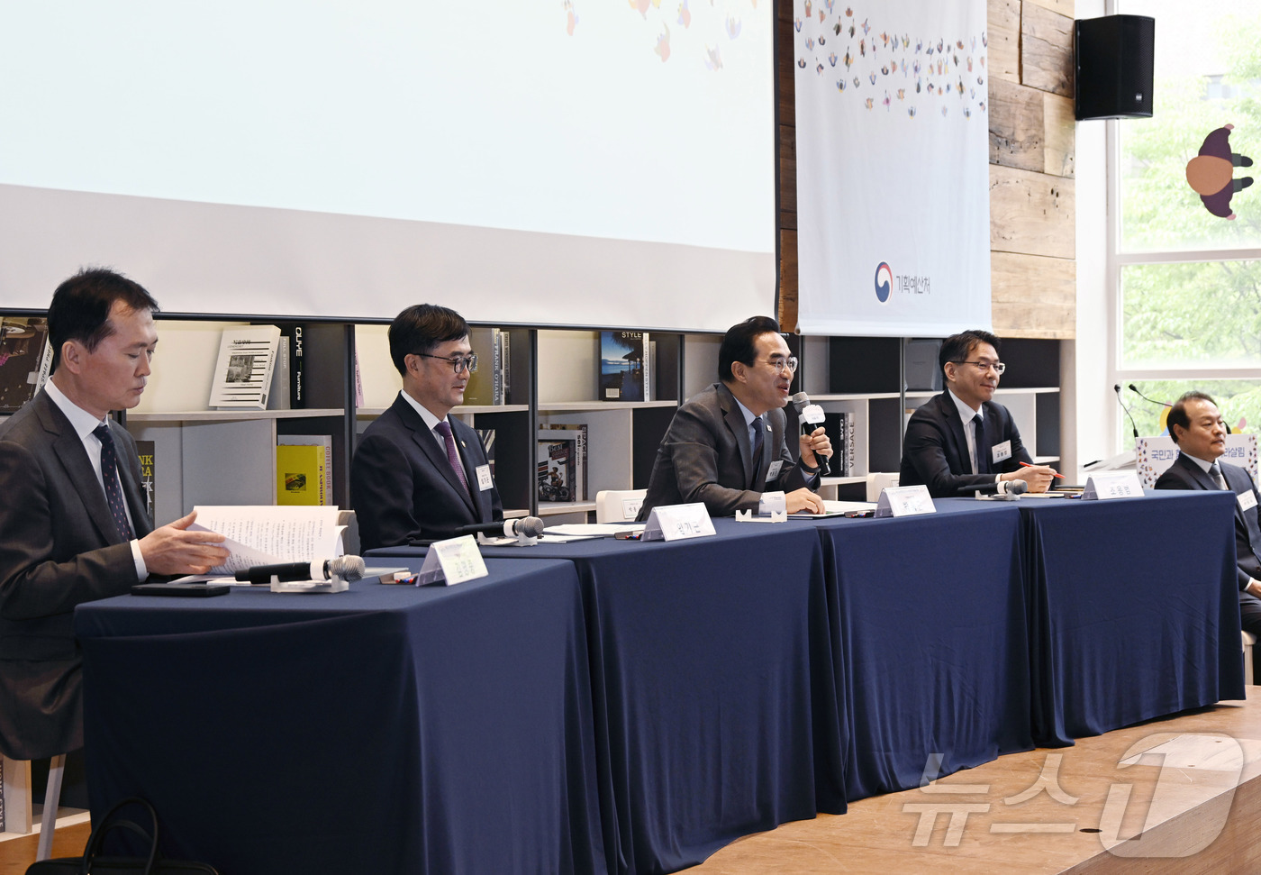 (서울=뉴스1) = 박홍근 기획예산처 장관이 28일 오후 서울 중구 커뮤니티하우스 마실에서 열린 '국민과 함께 하는 나라 살림' 타운홀 미팅에서 발언을 하고 있다. (기획예산처 제 …