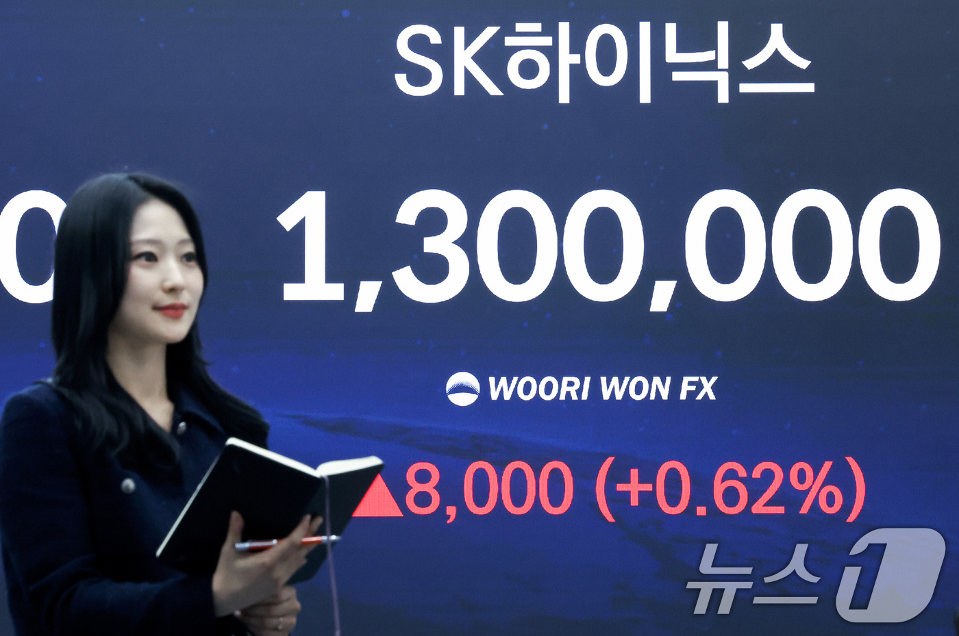 (서울=뉴스1) 임지훈 인턴기자 = 코스피 지수가 연일 사상 최고치를 경신한 28일 오후 서울 중구 우리은행 본점 딜링룸 전광판에 SK하이닉스 종가가 표시되고 있다.이날 코스피는 …