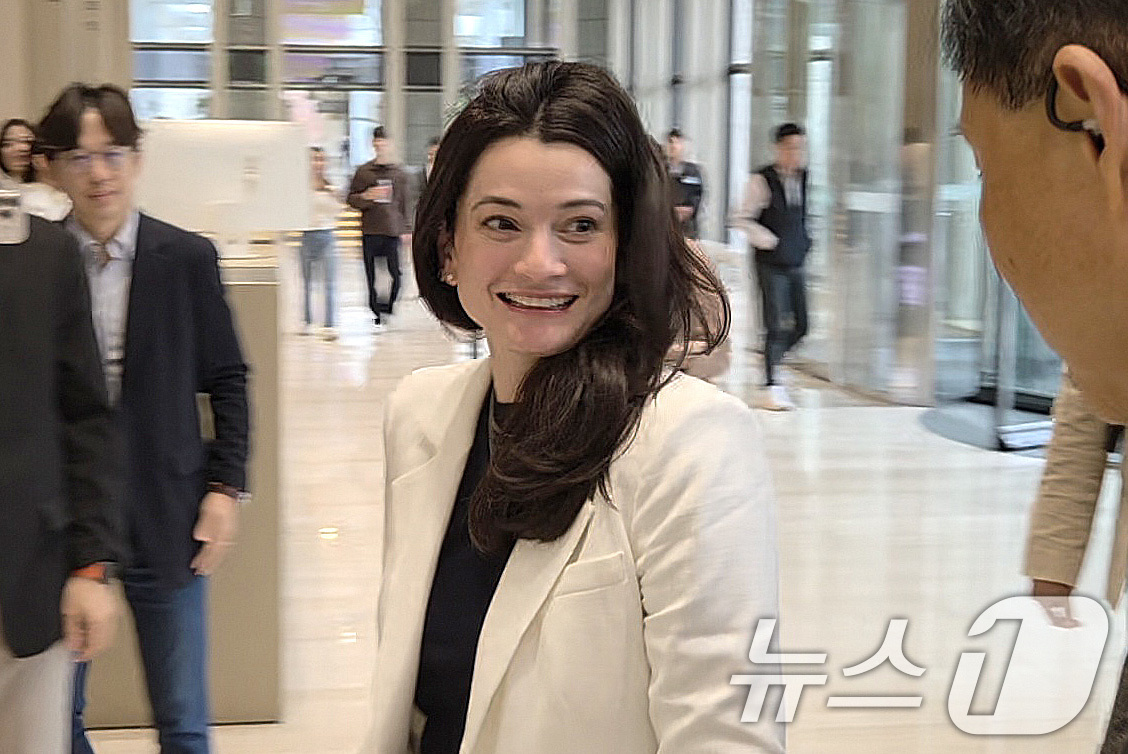 (서울=뉴스1) 황진중 기자 = 매디슨 황 엔비디아 옴니버스·로보틱스 제품 마케팅 수석 이사가 28일 류재철 LG전자 최고경영자(CEO)를 만나기 위해 서울 여의도 LG트윈타워를 …