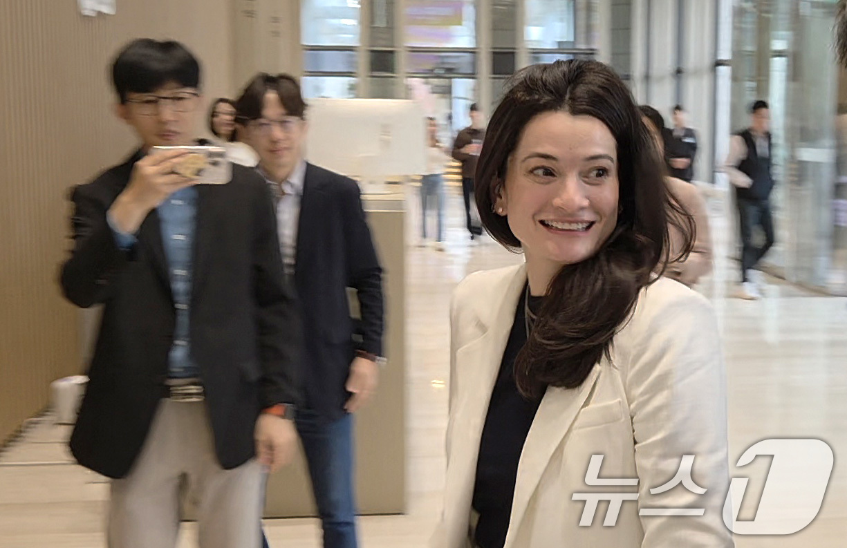 (서울=뉴스1) 황진중 기자 = 매디슨 황 엔비디아 옴니버스·로보틱스 제품 마케팅 수석 이사가 28일 류재철 LG전자 최고경영자(CEO)를 만나기 위해 서울 여의도 LG트윈타워를 …