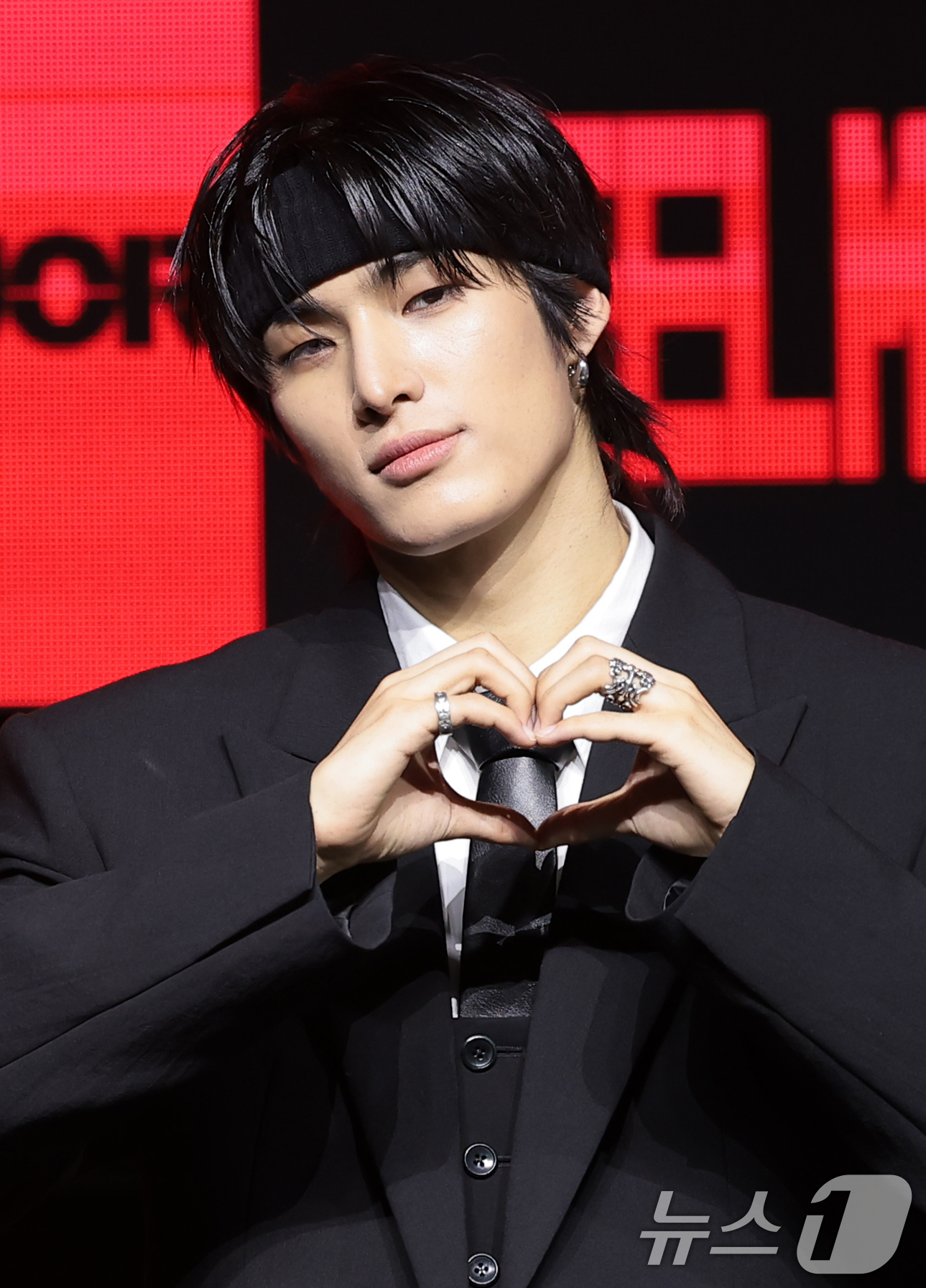 (서울=뉴스1) 권현진 기자 = 그룹 82메이저(82MAJOR)의 윤예찬이 28일 서울 서대문구 예스24 원더로크홀에서 가진 미니 5집 'FEELM'(필름) 발매 쇼케이스에서 포즈 …