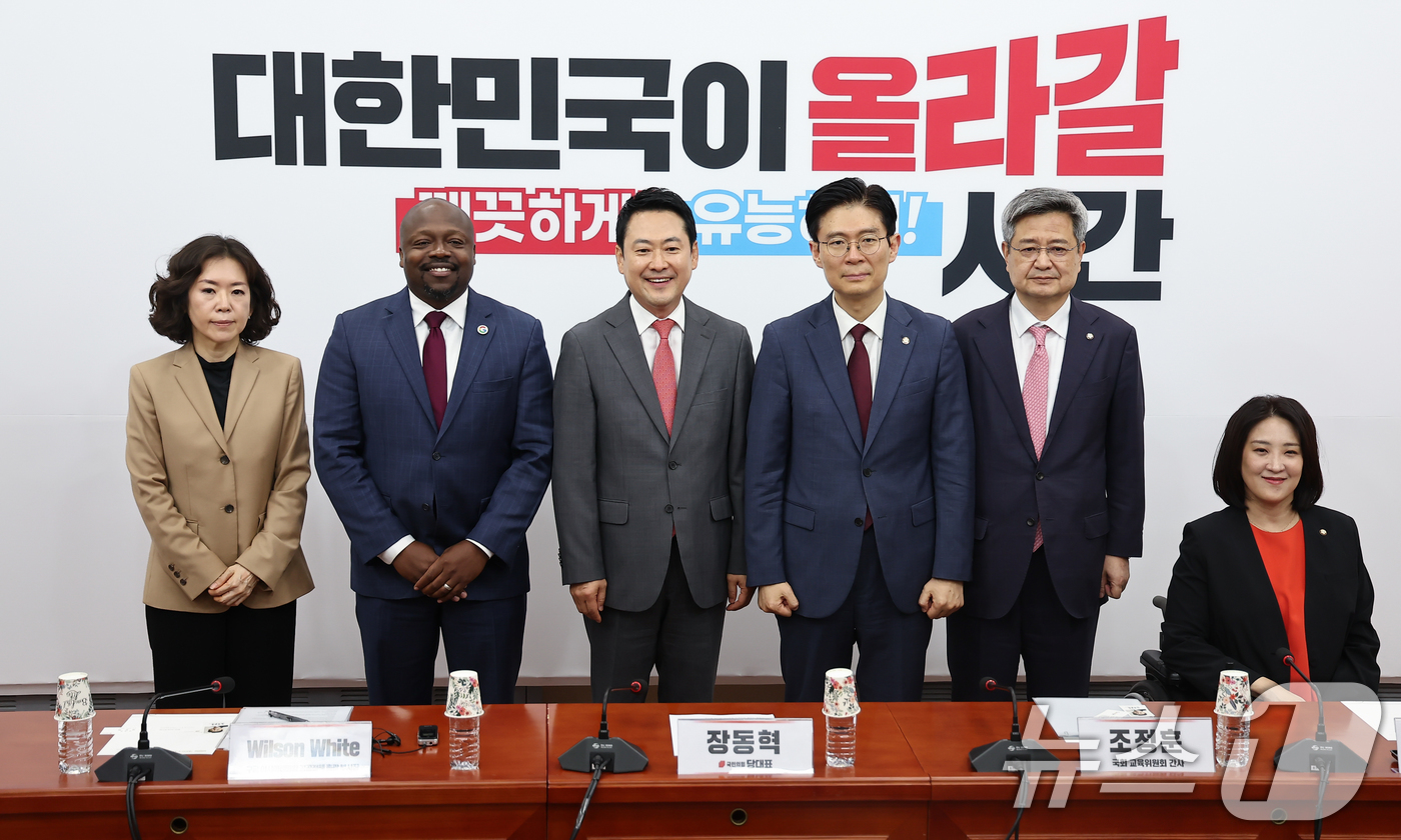 (서울=뉴스1) 김도우 기자 = 장동혁 국민의힘 대표와 윌슨 화이트 구글 아시아태평양 대외협력정책총괄 부사장을 비롯한 참석자들이 28일 서울 여의도 국회에서 열린 아동청소년 SNS …