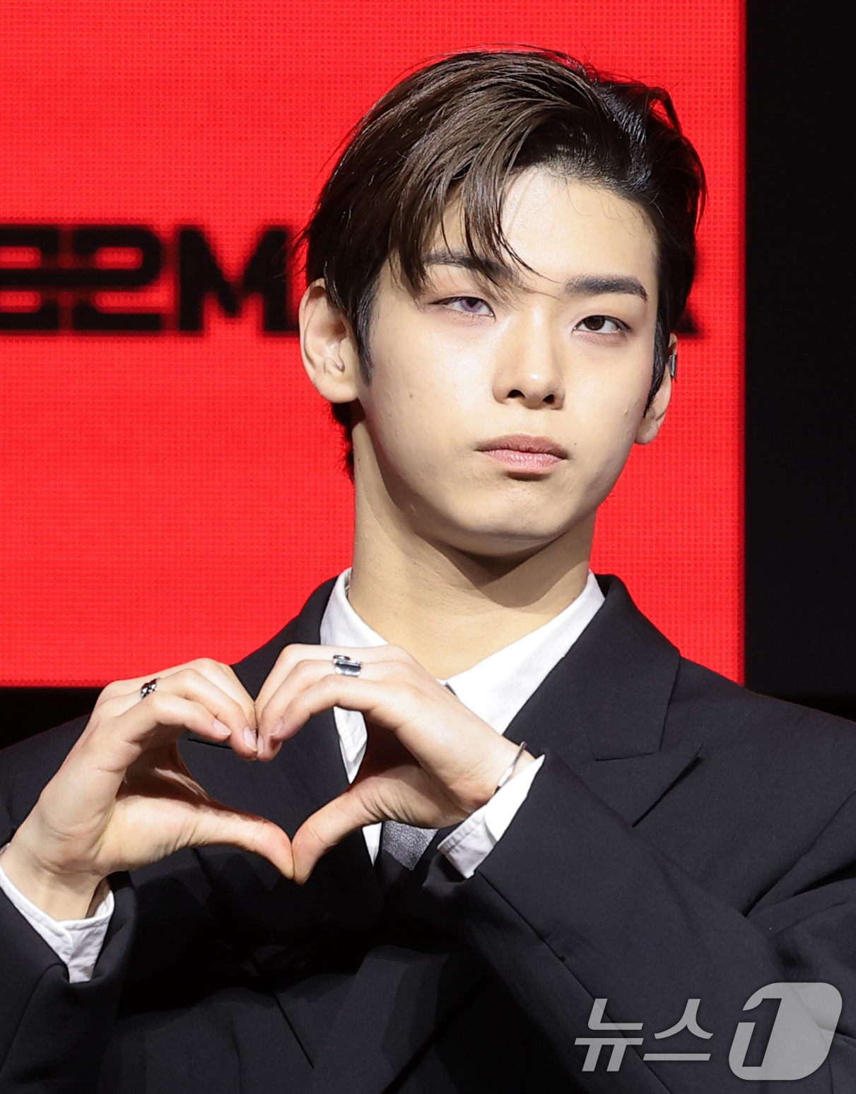 (서울=뉴스1) 권현진 기자 = 그룹 82메이저(82MAJOR)의 김도균이 28일 서울 서대문구 예스24 원더로크홀에서 가진 미니 5집 'FEELM'(필름) 발매 쇼케이스에서 포즈 …