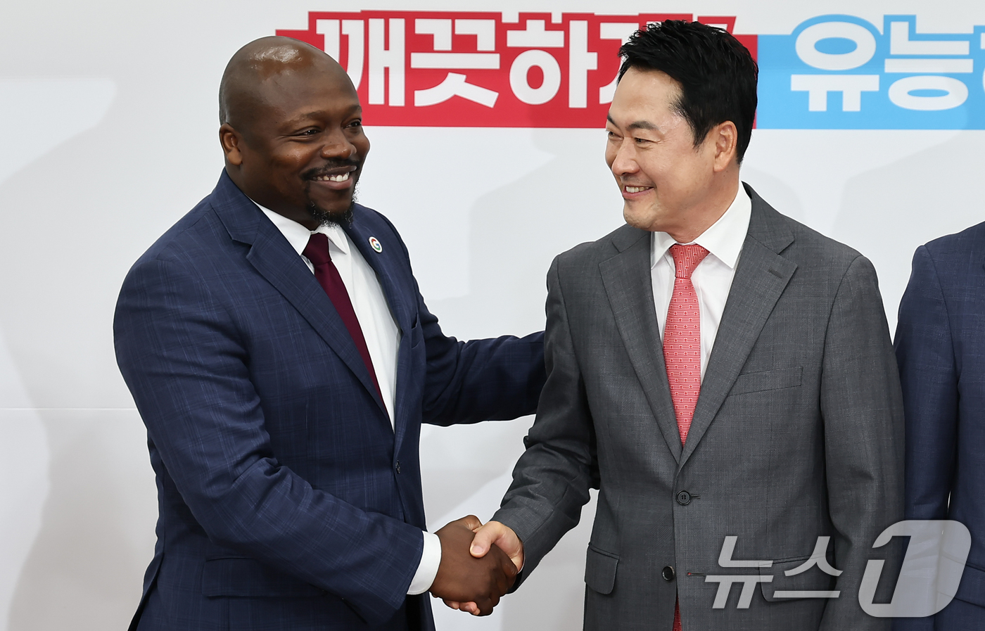 (서울=뉴스1) 김도우 기자 = 장동혁 국민의힘 대표와 윌슨 화이트 구글 아시아태평양 대외협력정책총괄 부사장이 28일 서울 여의도 국회에서 열린 아동청소년 SNS중독, 플랫폼의 보 …