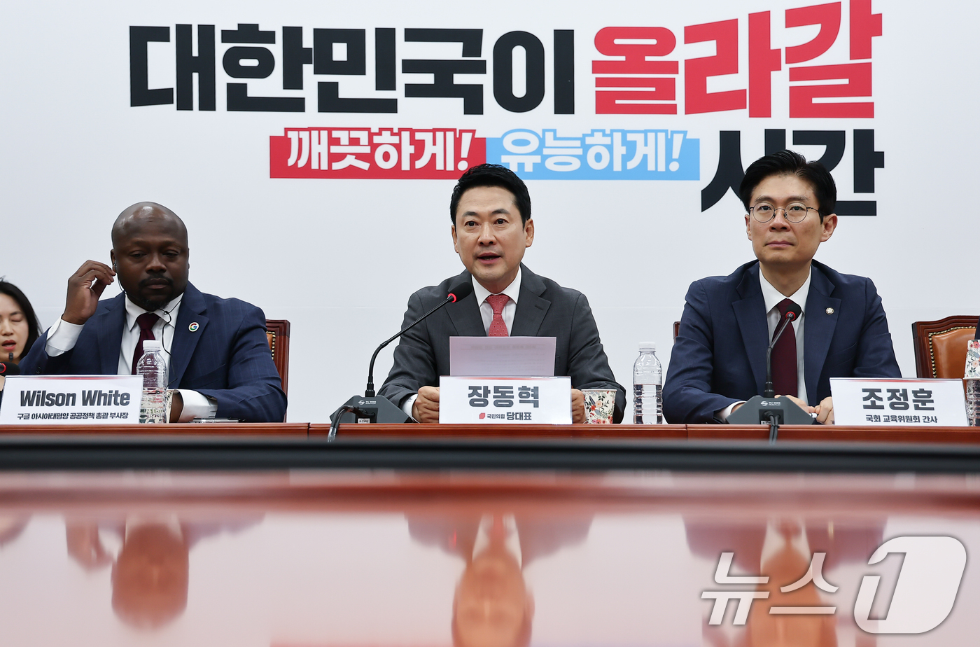 (서울=뉴스1) 김도우 기자 = 장동혁 국민의힘 대표가 28일 서울 여의도 국회에서 열린 아동청소년 SNS중독, 플랫폼의 보호책임 강화를 위한 긴급좌담회에 참석해 모두 발언을 하고 …