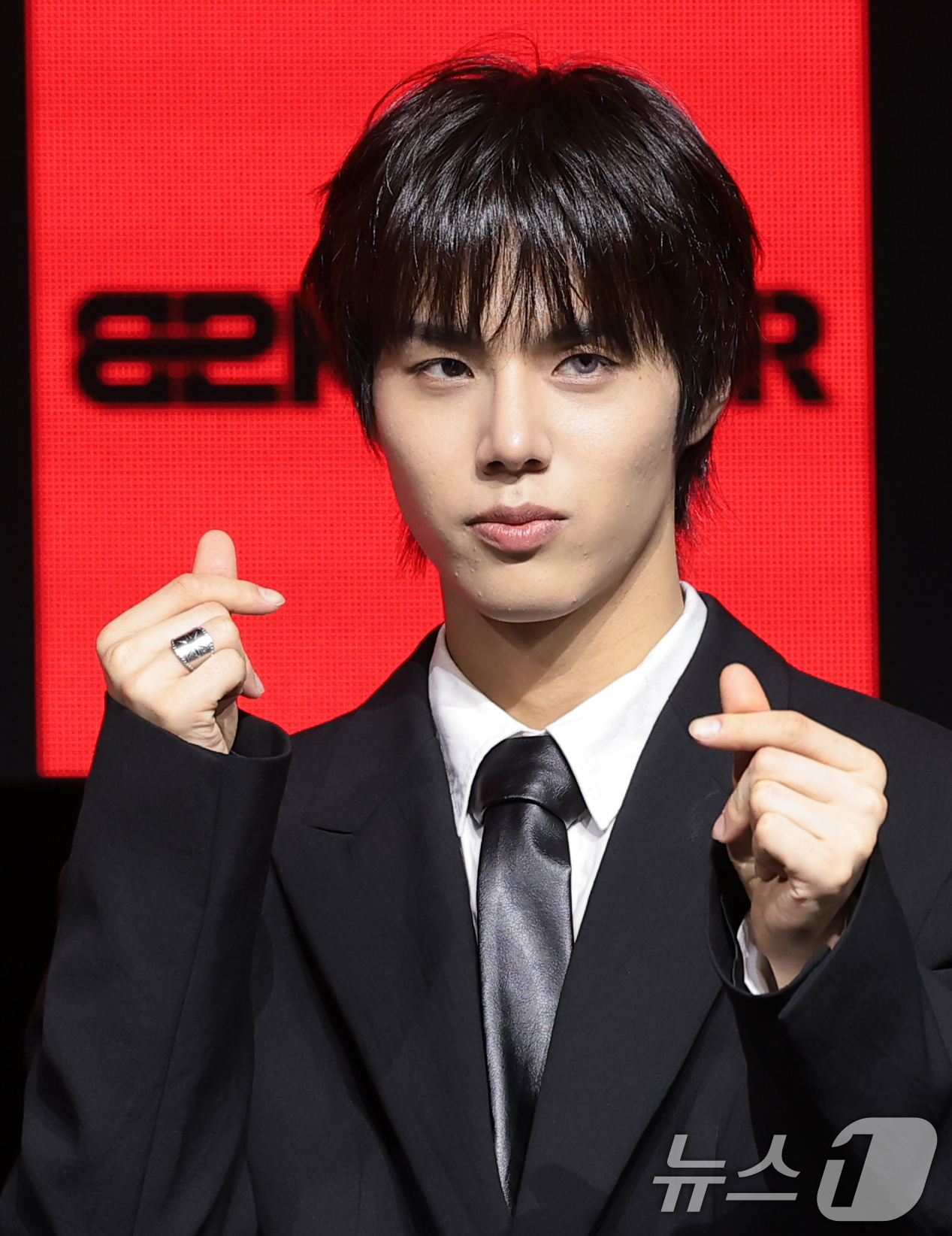 (서울=뉴스1) 권현진 기자 = 그룹 82메이저(82MAJOR)의 황성빈 28일 서울 서대문구 예스24 원더로크홀에서 가진 미니 5집 'FEELM'(필름) 발매 쇼케이스에서 포즈를 …