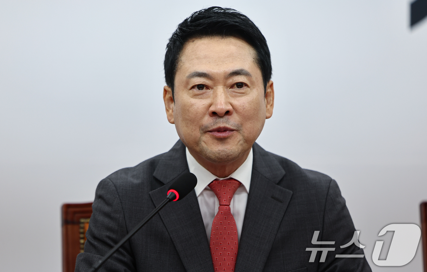 (서울=뉴스1) 김도우 기자 = 장동혁 국민의힘 대표가 28일 서울 여의도 국회에서 열린 아동청소년 SNS중독, 플랫폼의 보호책임 강화를 위한 긴급좌담회에 참석해 모두 발언을 하고 …