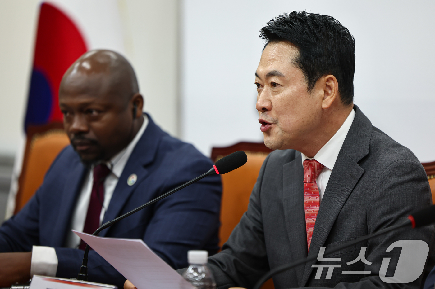 (서울=뉴스1) 김도우 기자 = 장동혁 국민의힘 대표가 28일 서울 여의도 국회에서 열린 아동청소년 SNS중독, 플랫폼의 보호책임 강화를 위한 긴급좌담회에 참석해 모두 발언을 하고 …