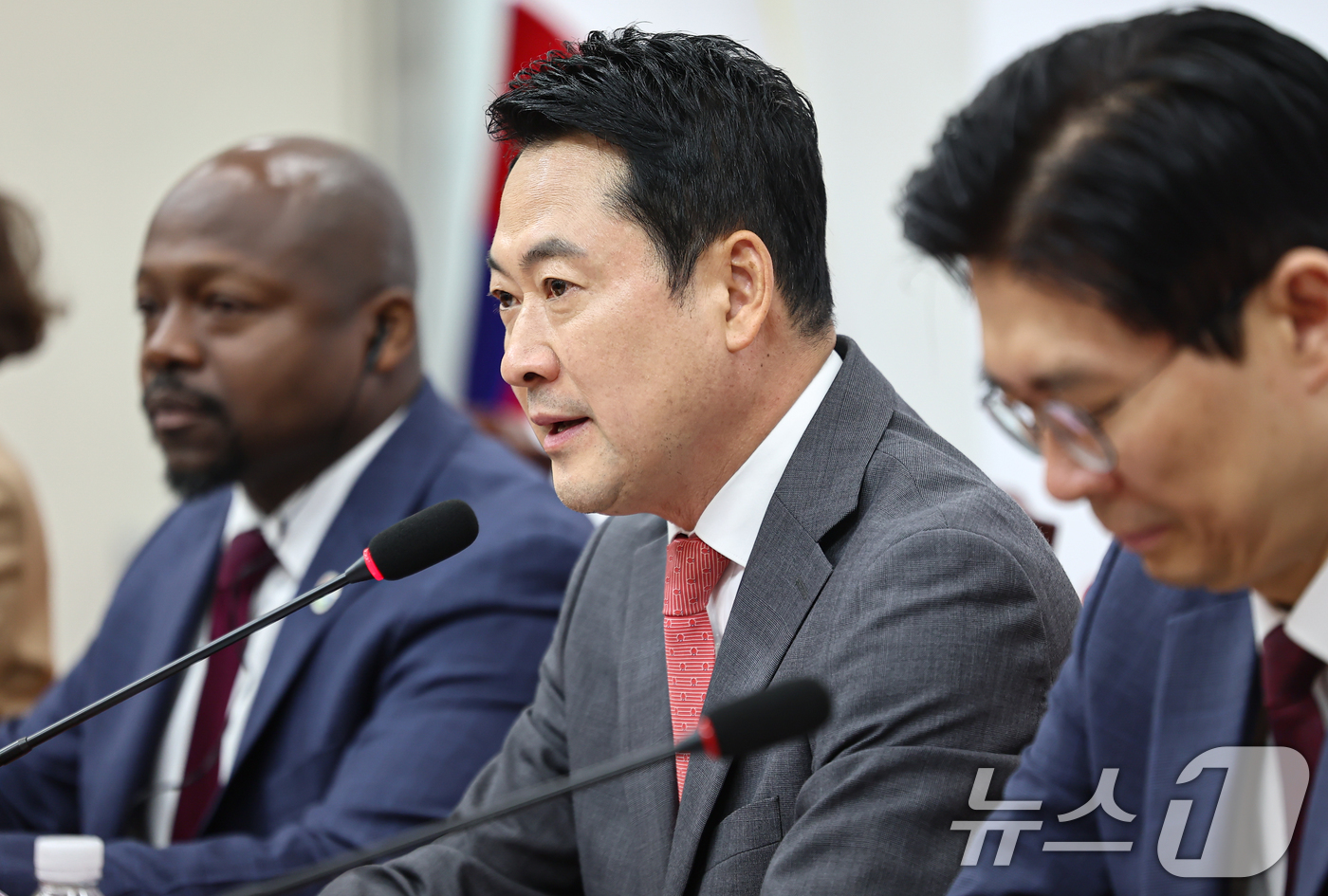 (서울=뉴스1) 김도우 기자 = 장동혁 국민의힘 대표가 28일 서울 여의도 국회에서 열린 아동청소년 SNS중독, 플랫폼의 보호책임 강화를 위한 긴급좌담회에 참석해 모두 발언을 하고 …