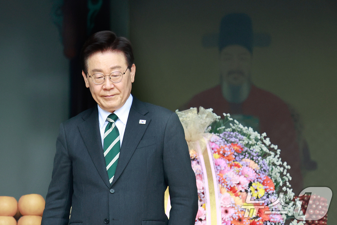 (아산=뉴스1) 이재명 기자 = 이재명 대통령이 28일 충남 아산시 현충사에서 열린 충무공 탄신 제481주년 기념행사에서 헌화를 마친 뒤 자리로 향하고 있다. 2026.4.28/뉴 …