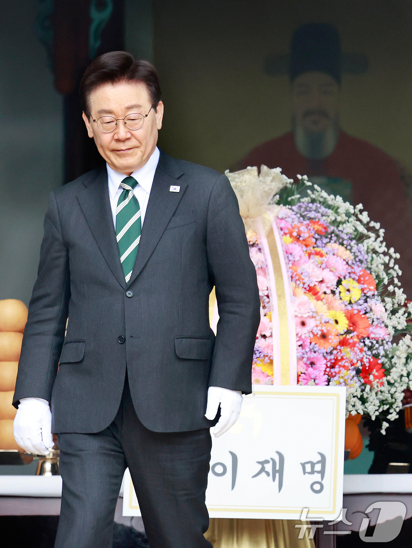 (아산=뉴스1) 이재명 기자 = 이재명 대통령이 28일 충남 아산시 현충사에서 열린 충무공 탄신 제481주년 기념행사에서 헌화를 마친 뒤 자리로 향하고 있다. 2026.4.28/뉴 …