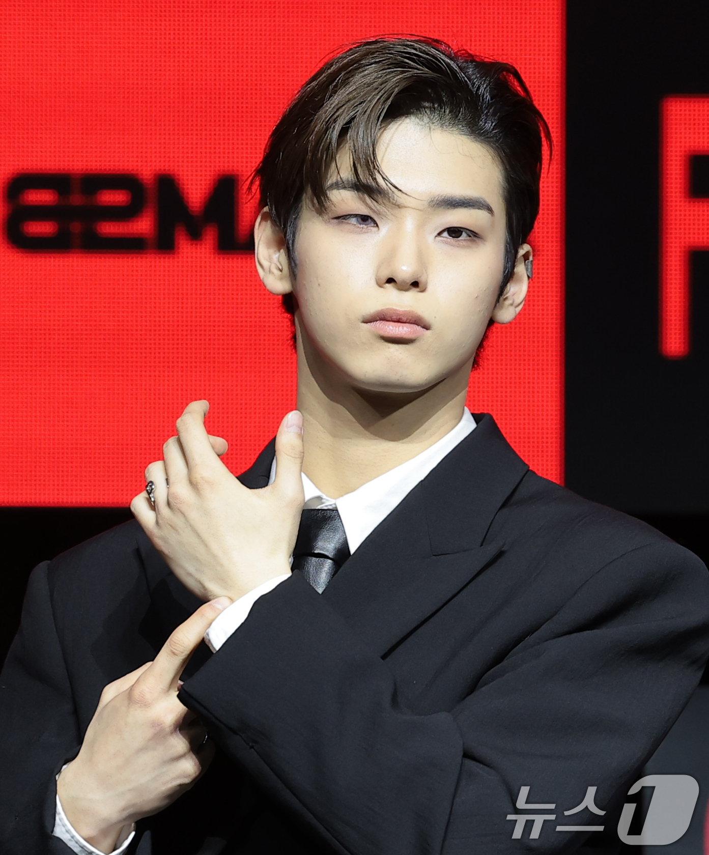 (서울=뉴스1) 권현진 기자 = 그룹 82메이저(82MAJOR)의 김도균이 28일 서울 서대문구 예스24 원더로크홀에서 가진 미니 5집 'FEELM'(필름) 발매 쇼케이스에서 포즈 …