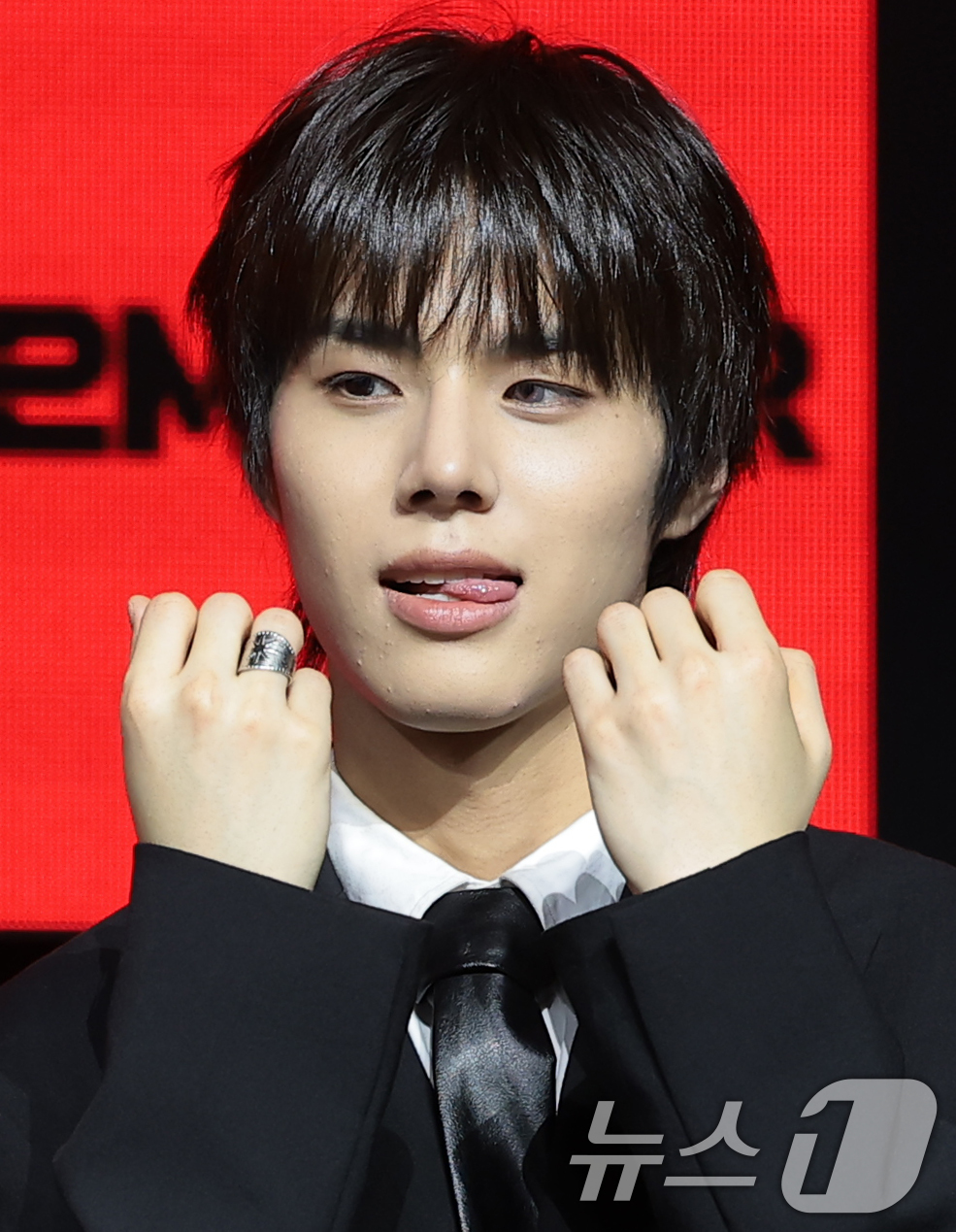 (서울=뉴스1) 권현진 기자 = 그룹 82메이저(82MAJOR)의 황성빈이 28일 서울 서대문구 예스24 원더로크홀에서 가진 미니 5집 'FEELM'(필름) 발매 쇼케이스에서 포즈 …