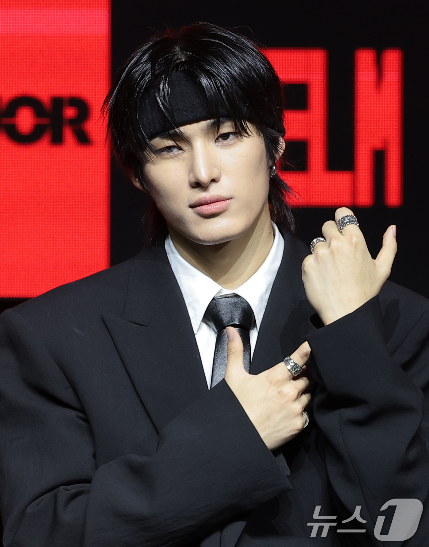 (서울=뉴스1) 권현진 기자 = 그룹 82메이저(82MAJOR)의 윤예찬이 28일 서울 서대문구 예스24 원더로크홀에서 가진 미니 5집 'FEELM'(필름) 발매 쇼케이스에서 포즈 …