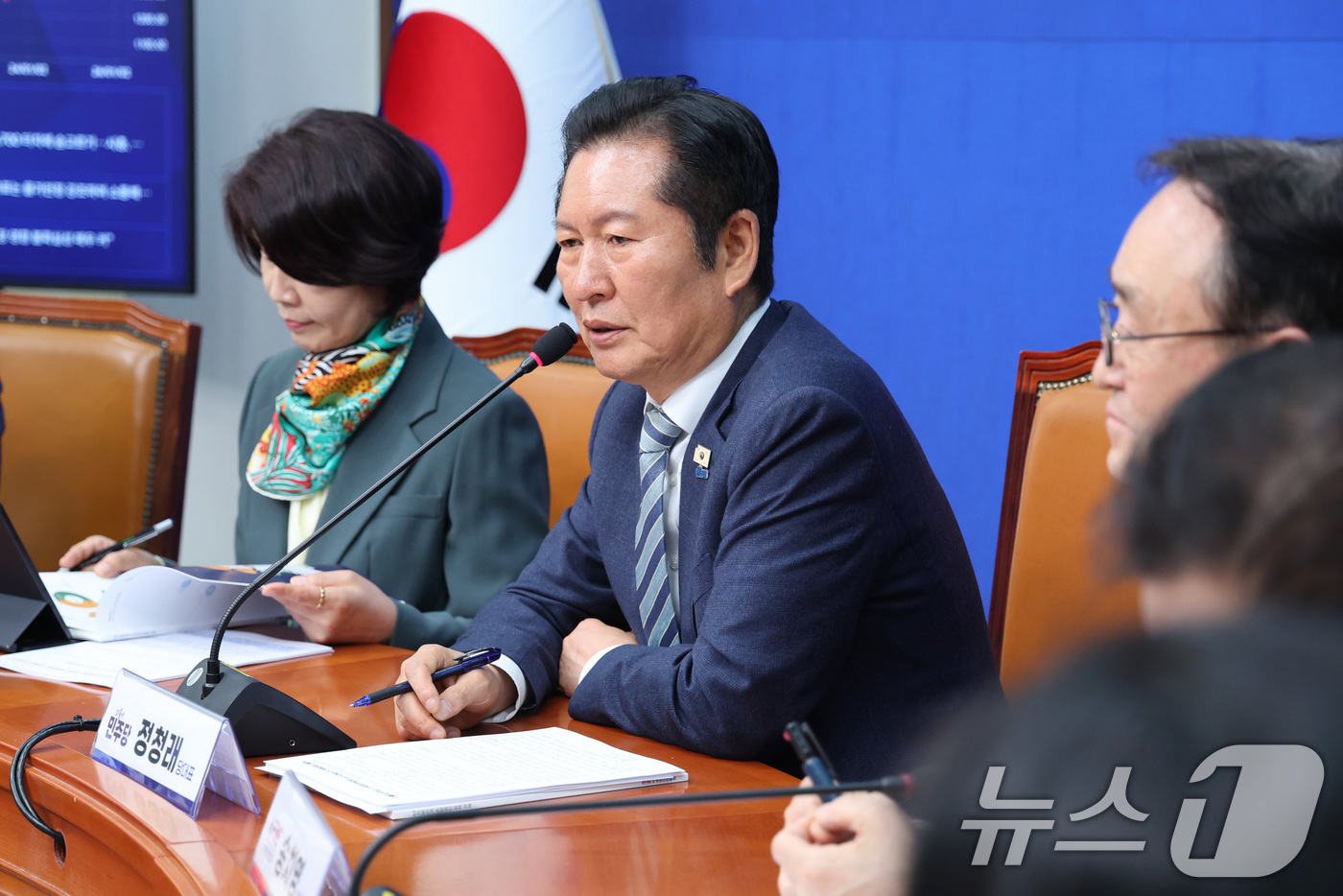 (서울=뉴스1) 신웅수 기자 = 정청래 더불어민주당 대표가 28일 서울 여의도 국회에서 열린 소상공인연합회 6.3지방선거 정책과제 전달식에서 인사말을 하고 있다. 2026.4.28 …