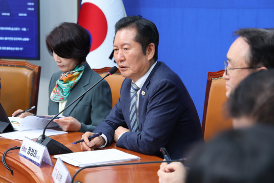 정책과제 전달식 인사말하는 정청래