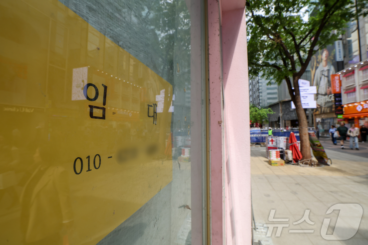 (서울=뉴스1) 이종수 인턴기자 = 28일 서울 중구 명동의 한 건물에 ‘임대’ 안내문이 게시돼 있는 가운데 일대가 한산한 모습을 보이고 있다.한국은행에 따르면 4월 경제심리지수( …